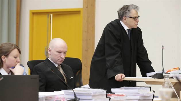 Anders Breivik a jeho obhjce ystein Storrvik ped soudem (15. bezna 2016).