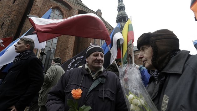 Lid pinesli kvtiny na kadoron pochod k uctn pamtky lotyskch vojk, kte za 2. svtov vlky bojovali proti sovtsk armd (16. bezna 2016).