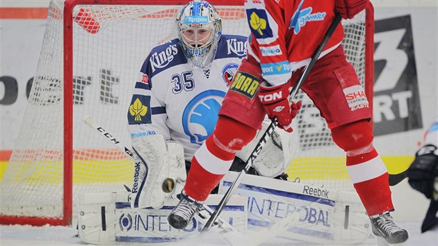 Plzeskmu branki Matji Machovskmu brn ve vhledu jeden z olomouckch hokejist ve tvrtfinle play-off.