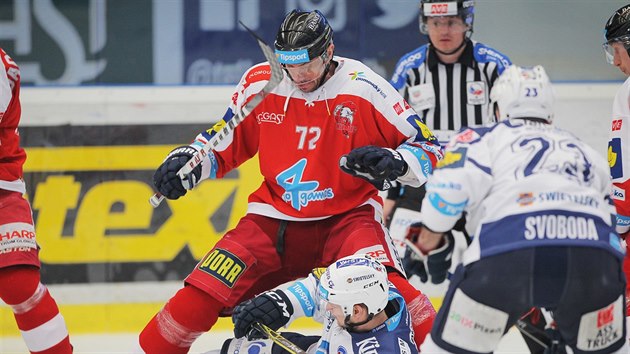 Olomouckmu hokejistovi Peteru Hevkovi se pod nohy zamotal Miroslav Preisinger z Plzn ve tvrtfinle play-off.