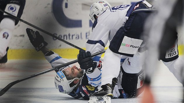 Plzesk hokejista Tom Svoboda se raduje z rozhodujcho glu v prodlouen prvnho tvrtfinle proti Olomouci.