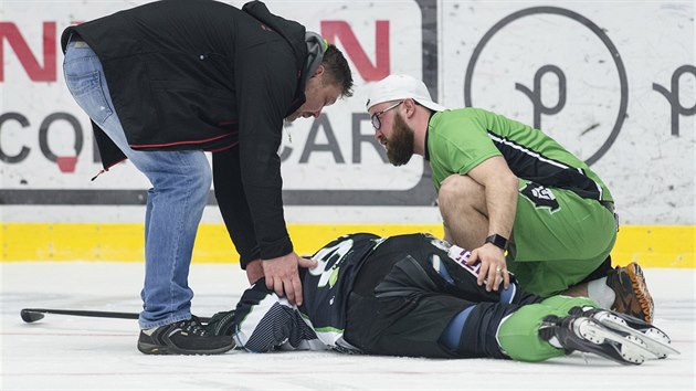 KONEC KARIRY? Kapitn hokejist David Vborn byl ve tvrtfinle proti Hradci faulovn a kvli zrann kolene nedohrl.