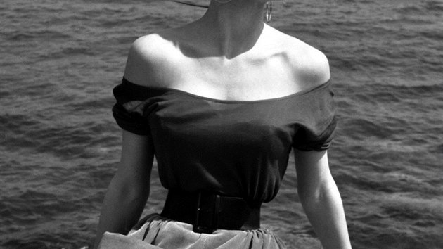 Hereka Brigitte Bardot v topu se spadlmi rameny a vypasovan sukni