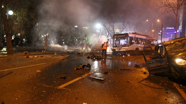 Vbuch bomby nastraen v aut nedaleko hlavnho autobusovho ndra v centru Ankary si vydal vce ne dv destky obt a pes 70 zrannch (13.3.2016)