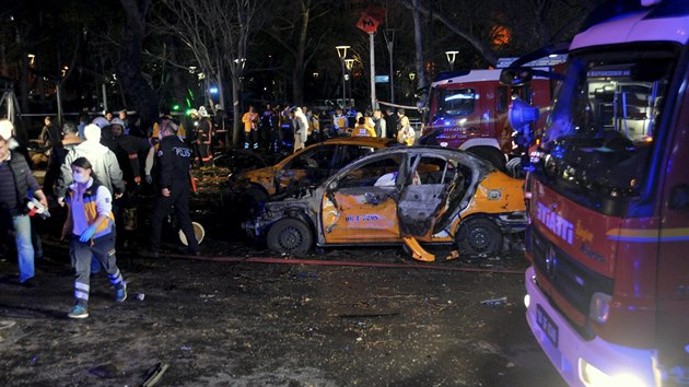 Vbuch bomby nastraen v aut nedaleko hlavnho autobusovho ndra v centru Ankary si vydal vce ne dv destky obt a pes 70 zrannch (13.3.2016)