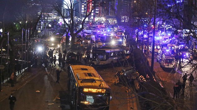 Vbuch bomby nastraen v aut nedaleko hlavnho autobusovho ndra v centru Ankary si vydal vce ne dv destky obt a pes 70 zrannch (13.3.2016)