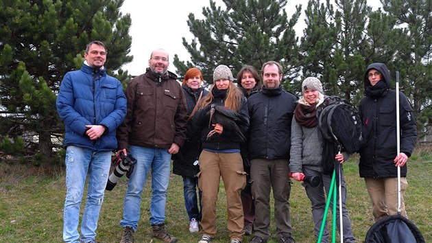 Chovatel z prask zoo s poslednm zachrnnm ibisem, kter na zatku bezna ultl z voliry zahrady (13.3.2016)