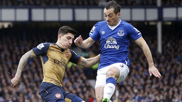 SOUBOJ OBRÁNCŮ. Hector Bellerín v dresu Arsenalu odkopává míč před obráncem Evertonu Leightonem Bainesem.