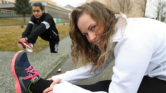 K přípravě patří i řádné protažení svalů. (v bílém Sandra, vedle ní Pamela)