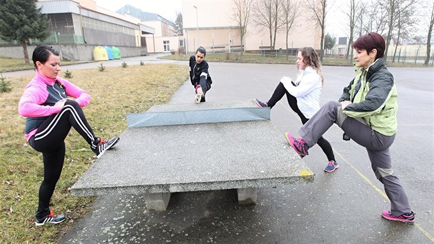 K pprav pat i dn protaen sval. Zleva Lenka, Pamela, Sandra a jejich vychovatelka Zuzana Matlachov.