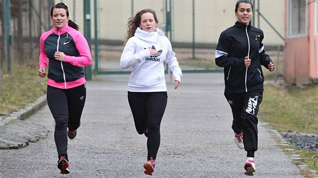 Lenka, Sandra a Pamela se chystaj na maraton.