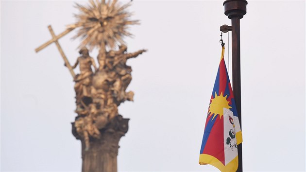 Tibetskou vlajku vyvsili napklad i zamstnanci olomouckho magistrtu, umstili ji na budovu radnice na Hornm nmst (10. bezna 2016)