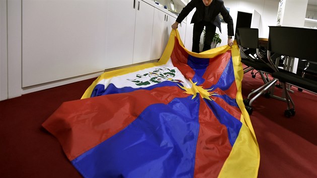 Karlovarsk primtor Petr Kulhnek s tibetskou vlajkou.