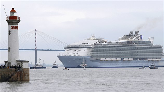 Plavbu lodi Harmony of the Seas spolenosti RCI sledovaly ve francouzskm pstavu Saint-Nazaire tisce lid. (10. bezna 2016)