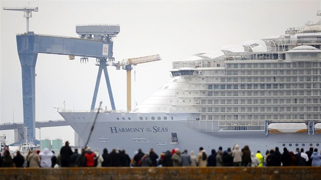 Plavbu lodi Harmony of the Seas spolenosti RCI sledovaly ve francouzskm pstavu Saint-Nazaire tisce lid. (10. bezna 2016)