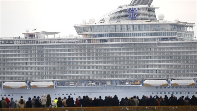 Plavbu lodi Harmony of the Seas spolenosti RCI sledovaly ve francouzskm pstavu Saint-Nazaire tisce lid. (10. bezna 2016)