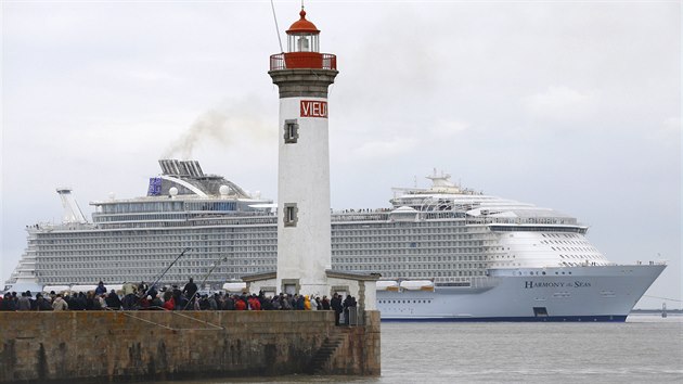 Plavbu lodi Harmony of the Seas spolenosti RCI sledovaly ve francouzskm pstavu Saint-Nazaire tisce lid. (10. bezna 2016)