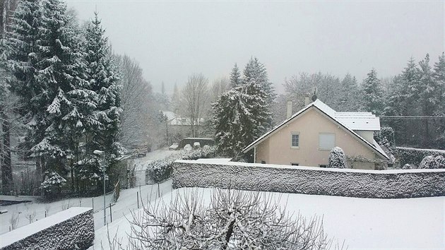 tenv rann pohled z okna domu v Rokycanech. (15. bezna 2016)