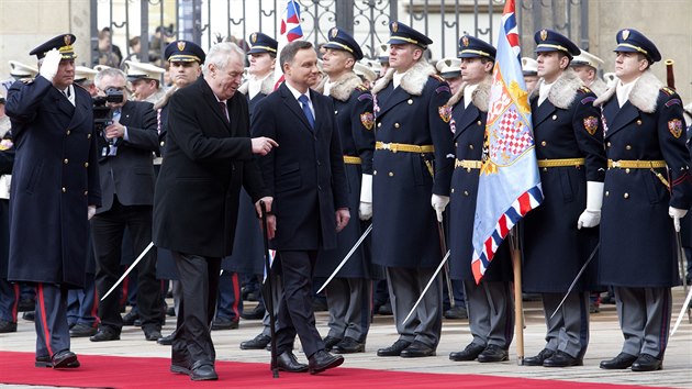 Prezident Milo Zeman pivtal 15. bezna na Praskm hrad polskho prezidenta Andrzeje Dudu. Prezidenti si vymnili nejvy sttn vyznamenn.
