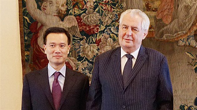 Pedseda nsk spolenosti CEFC Jie ien-ming na snmku s eskm prezidentem Miloem Zemanem (13. ledna 2016)