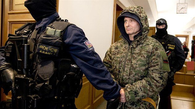 Policist vedou Pavla rytra k soud pro Prahu-Vchod, kter by ml rozhodnout o uvalen vazby. (17. bezna 2016)