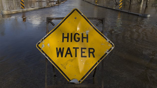 Upozornn na zatopenou silnici 530 v Oil City ve stt Louisiana (13. bezna 2016).