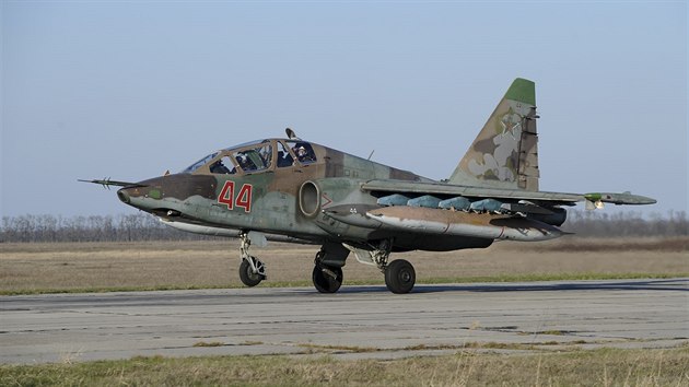 Rusk Su-25 nasazen v Srii dosed na leteck zkladn Primorsk-Achtarsk. (16. bezna 2016)