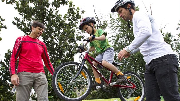 Luk Pollert a Josef Dressler pi vcviku malch cyklist.