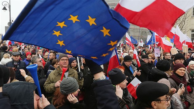 Desetitisce Polk vylo do ulic Varavy na protest proti vld. (12. bezna 2016)