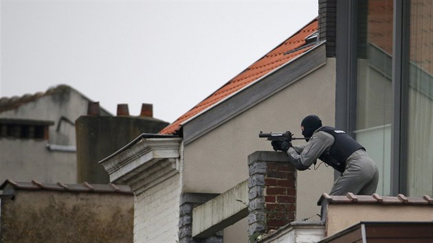 Belgick policista hld obklen bruselsk pedmst Forest. (15. bezna 2016)