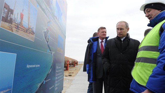 Rusk prezident Vladimir Putin na pten vro anexe ukrajinskho Krymu navtvil stavbu mostu, kter m propojit poloostrov s pevninskm Ruskem. (18. bezna 2016)