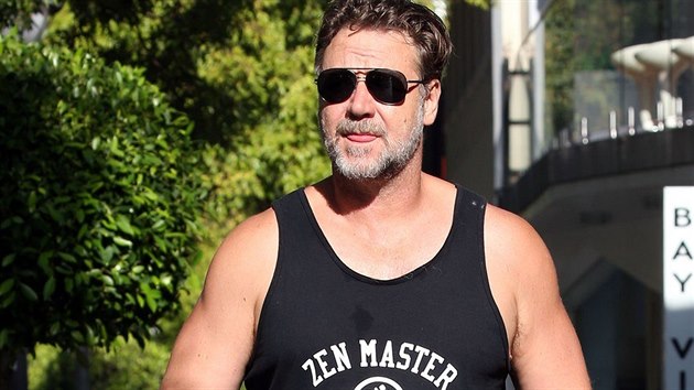 Russell Crowe tento tden ukzal vysportovanou postavu pi nkupech v Sydney. (16. 3. 2016)