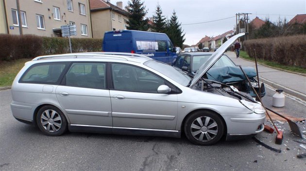 Pi nehod dvou aut v Koryanech na Kromsku se tce zranila spolujezdkyn (12. bezna 2016).