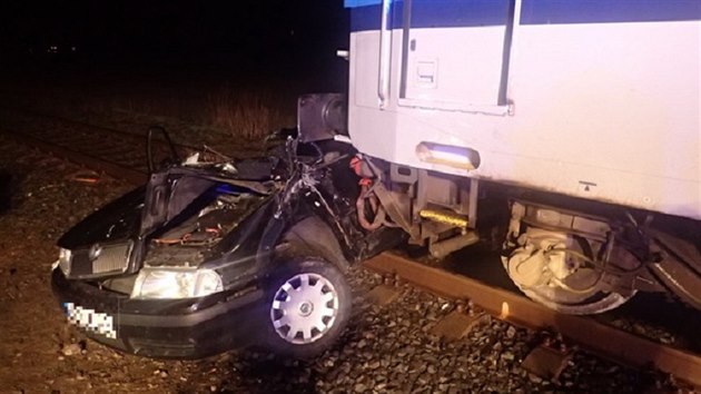 Vlak tlail v Krnov automobil dv st metr po kolejch, dva lid se tce zranili (13. bezen 2016).