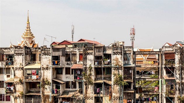 Komplex budov White Building v centru kambodsk metropole obv asi 2,5 tisce lid. Tato zvltn stavba kousek od eky Bassac mla bt chloubou kambodskho socilnho inenrstv.