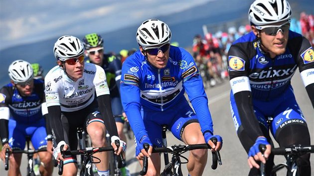 V MODRM. V modrm trikotu pro nejlepho cyklistu v celkovm poad jel Zdenk tybar ve tet etap Tirrena-Adriatica.