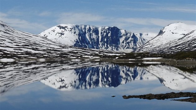 Pavel Fuxa cestuje nejen Amerikou. Pi putovn Norskem podil tento snmek zrcadlen zasnench bo hor na hladin norskho jezera Breiddalsvatnet.