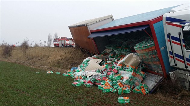 Na silnici 1/7 nedaleko obce Slan se vyboural kamion pevejc limondy (10.3.2016).