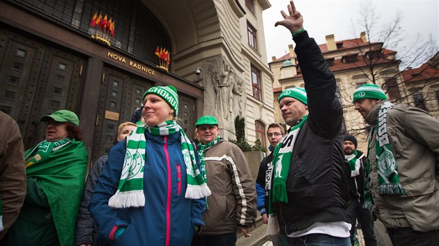 Fanouci fotbalovho klubu Bohemians 1905 pili na Magistrt, domhaj se toho, aby msto koupilo stadion ve vrovickm olku, kde klub hraje.  (15.3.2016).