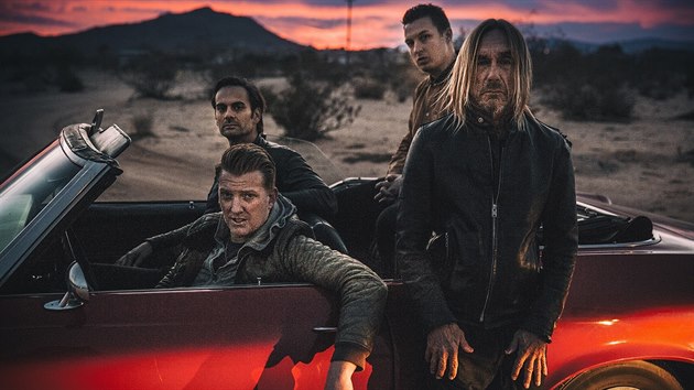 Iggy Pop s kapelou, je nahrla album Post Pop Depression (za volantem auta producent Josh Homme)