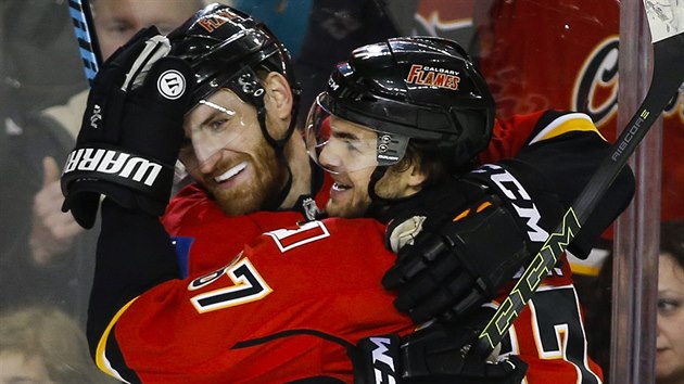 Michael Frolík (vpravo) a Jakub Nakládal se radují z gólu Calgary.