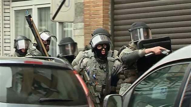 Atmosfra v okol zsahu na bruselskm pedmst Molenbeek, kde belgick policie zadrela teroristu Salaha Abdeslama.