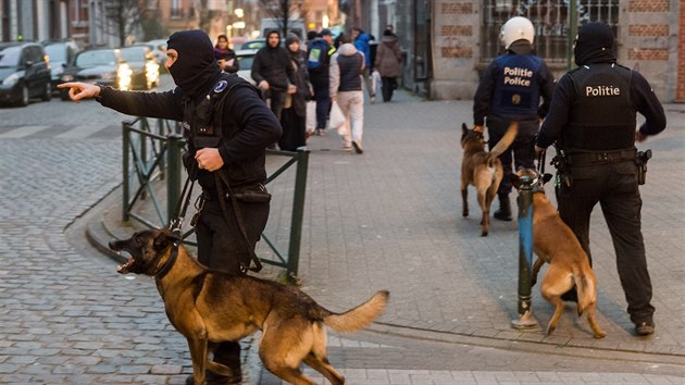 Atmosfra v okol zsahu na bruselskm pedmst Molenbeek, kde belgick policie zadrela teroristu Salaha Abdeslama.
