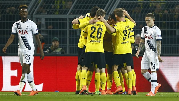 Fotbalist Borussie Dortmund se raduj z glu, kter prv vstelili proti Tottenhamu.