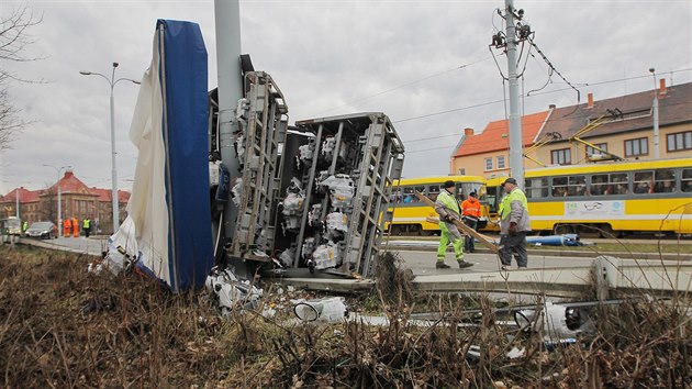 Nehoda nkladnho auta zkomplikovala provoz na Karlovarsk td ve smru do centra Plzn. (16. bezna 2016)