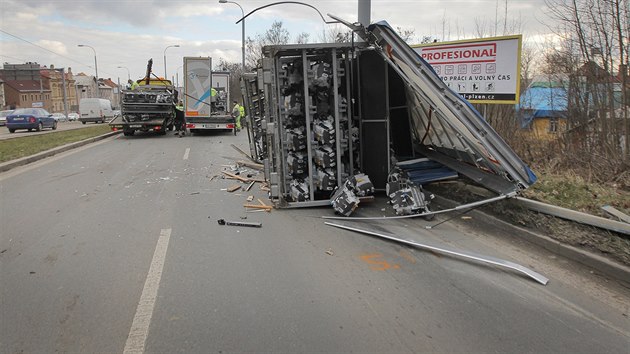 Nehoda nkladnho auta zkomplikovala provoz na Karlovarsk td ve smru do centra Plzn. (16. bezna 2016)