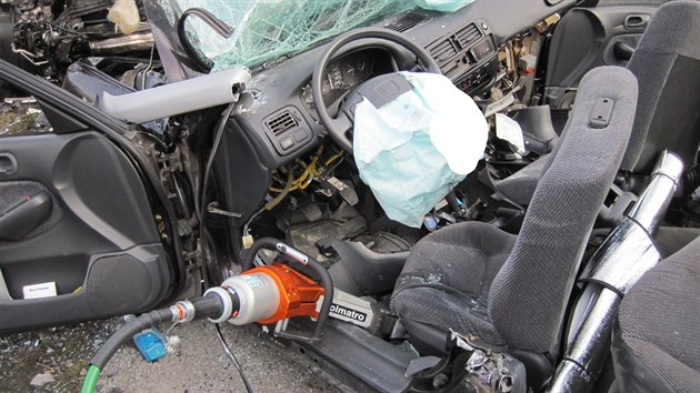 Nehoda t osobnch aut na zatku obchvatu Uherskho Hradit u Zlechova.