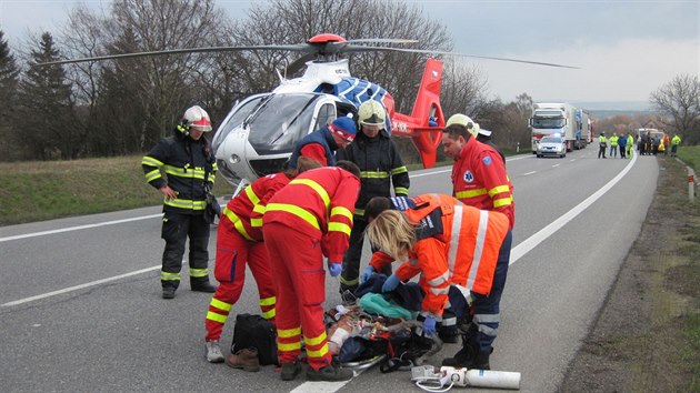 Nehoda t osobnch aut na zatku obchvatu Uherskho Hradit u Zlechova.