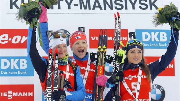 Ti nejlep biatlonistky ze sthacho zvodu v Chanty-Mansijsku. Uprosted vtzka Kaisa Mkrinenov z Finska, vlevo druh Marie Dorinov Habertov z Francie a vpravo tet Italka Dorothea Wiererov.