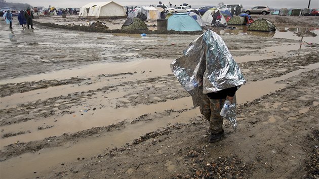 Dt se schovv ped detm a nese si zsoby jdla v uprchlickm tboe pobl vesnice Idomeni na ecko-makedonsk hranici. (13. 3. 2016)